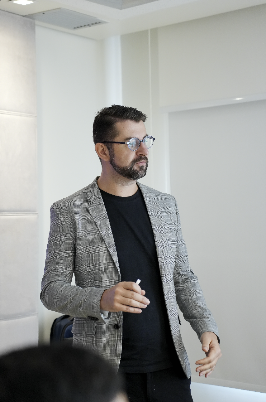 Dr. Fernando Antonini durante orientação